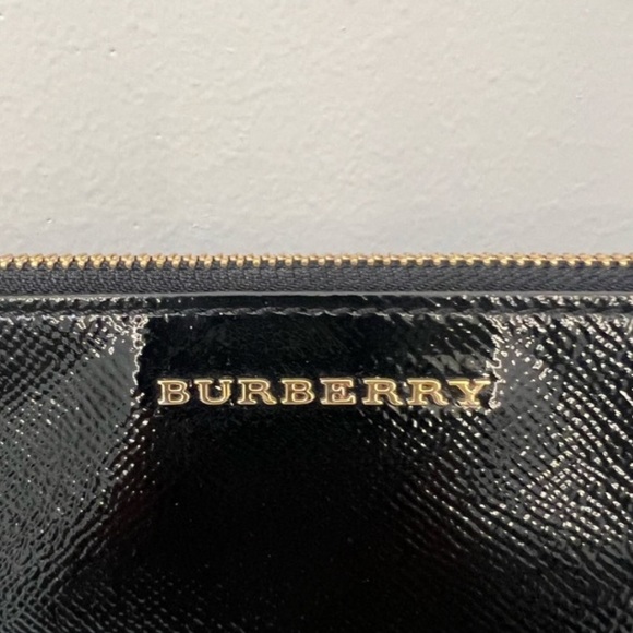 Burberry Black patent Leather Textured Shoulder Bag - Picture 10 of 16